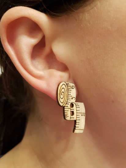 Holz Knopf Ohrstecker Massband & Garnrolle